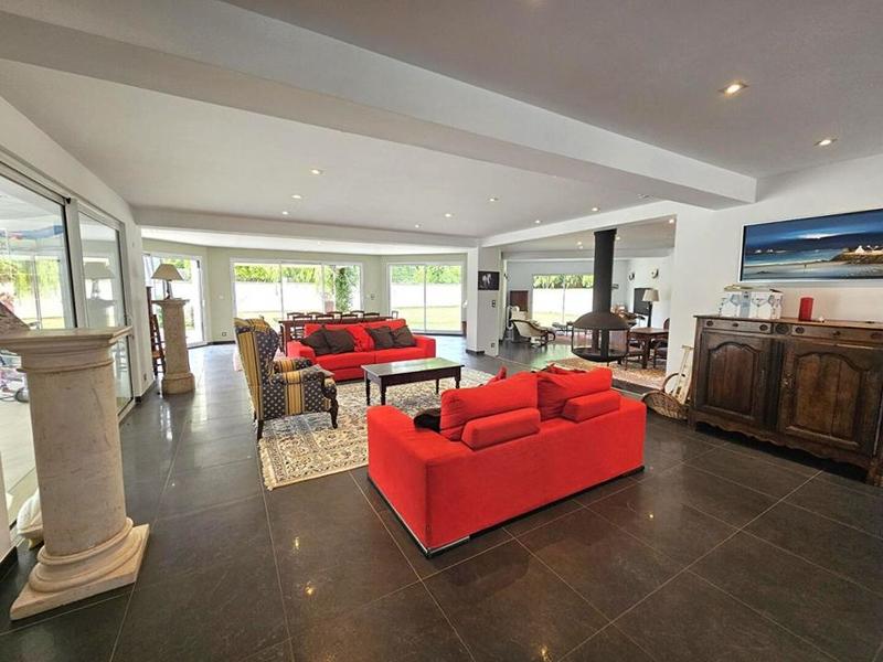 Maison - 530 m² - 10 pièces