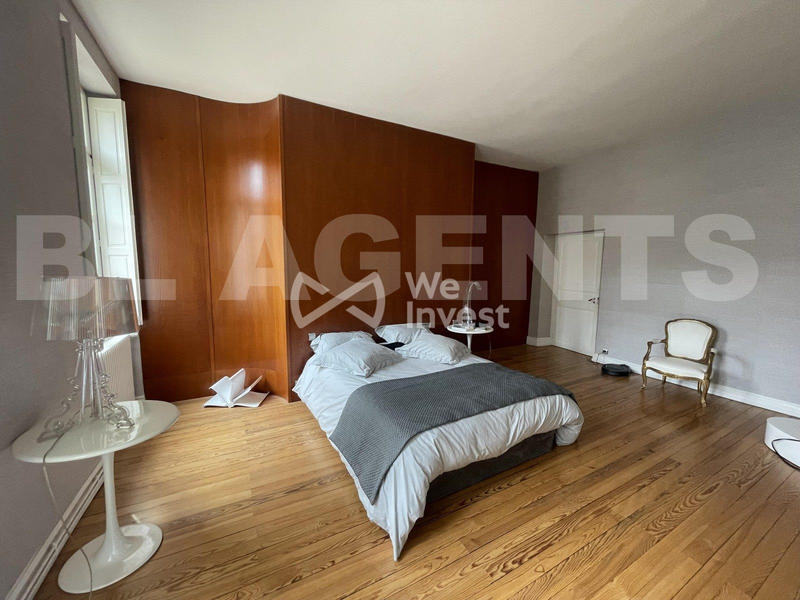 Maison - 331 m² - 9 pièces