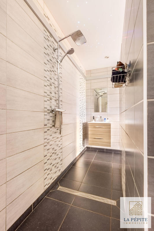 Maison - 240 m² - 8 pièces