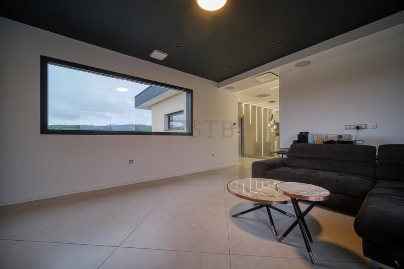 Maison - 284 m² - 6 pièces