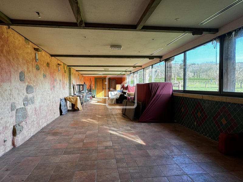 Propriété - 2 135 m² - 52 pièces