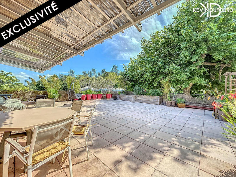 Maison - 250 m² - 11 pièces