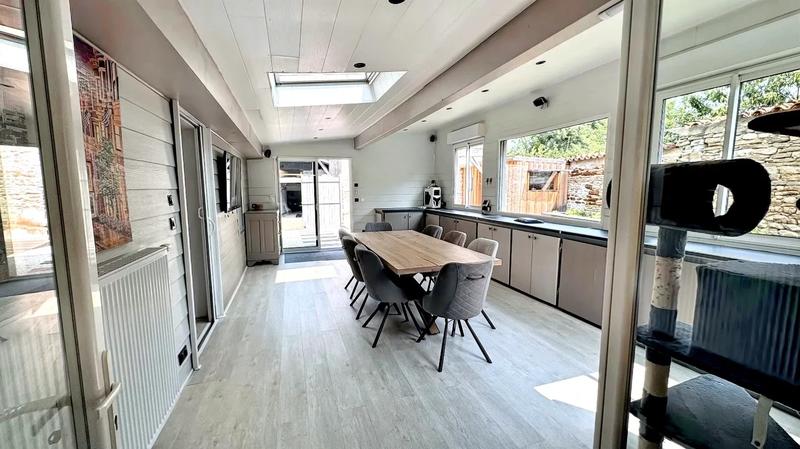 Maison - 225 m² - 8 pièces