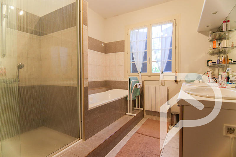 Maison - 208 m² - 7 pièces