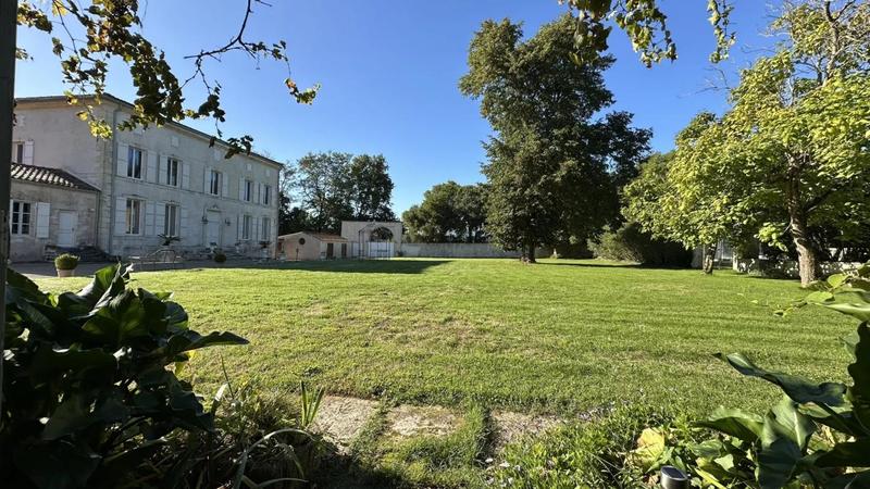 Propriété - 768 m² - 17 pièces