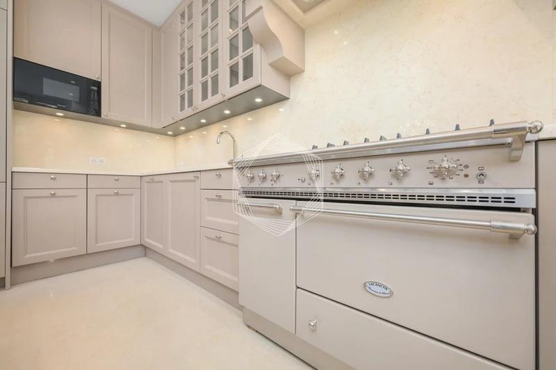 Appartement - 259 m² - 9 pièces