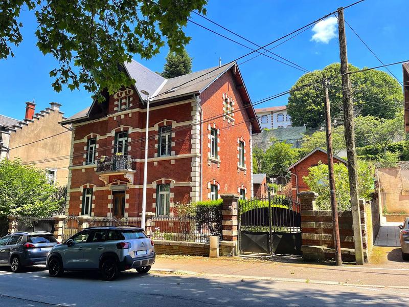 Maison - 250 m² - 7 pièces