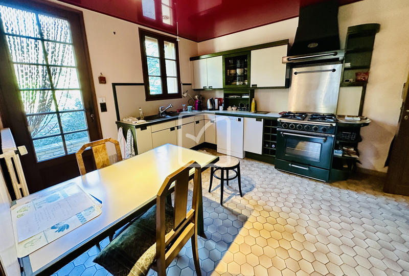 Maison - 250 m² - 11 pièces