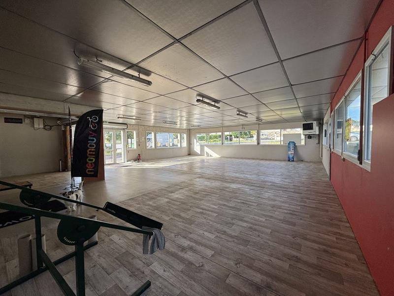 Local commercial - 2 174 m²