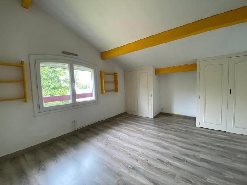 Maison - 260 m² - 10 pièces