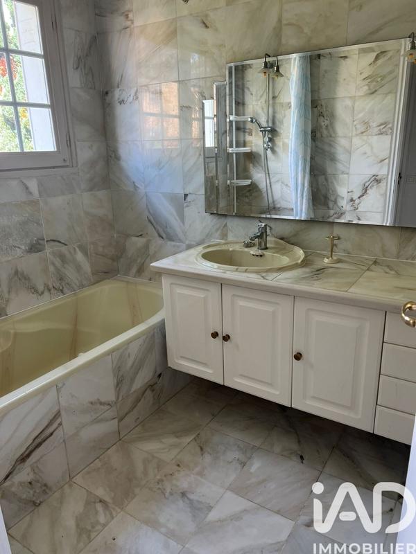 Maison - 270 m² - 10 pièces