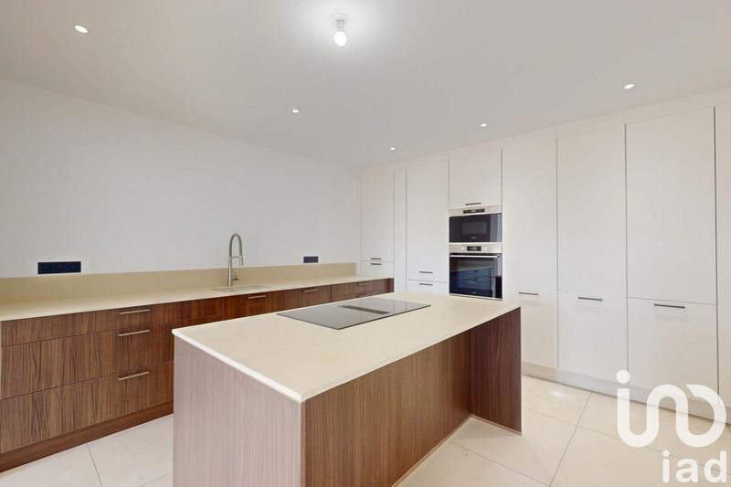 Maison - 256 m² - 9 pièces