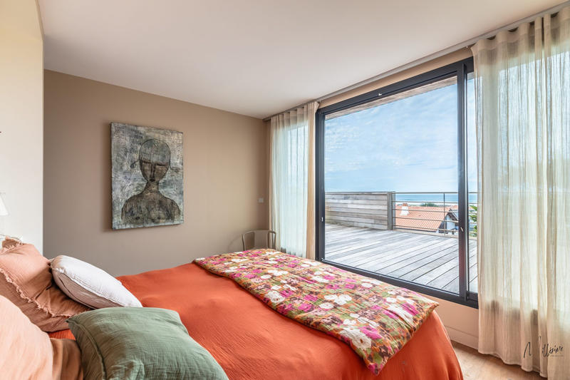 Maison - 330 m² - 10 pièces