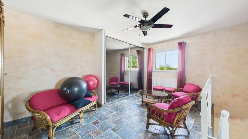 Propriété - 252 m² - 9 pièces