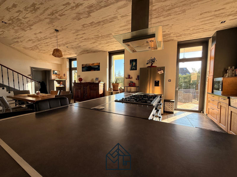 Maison - 242 m² - 7 pièces