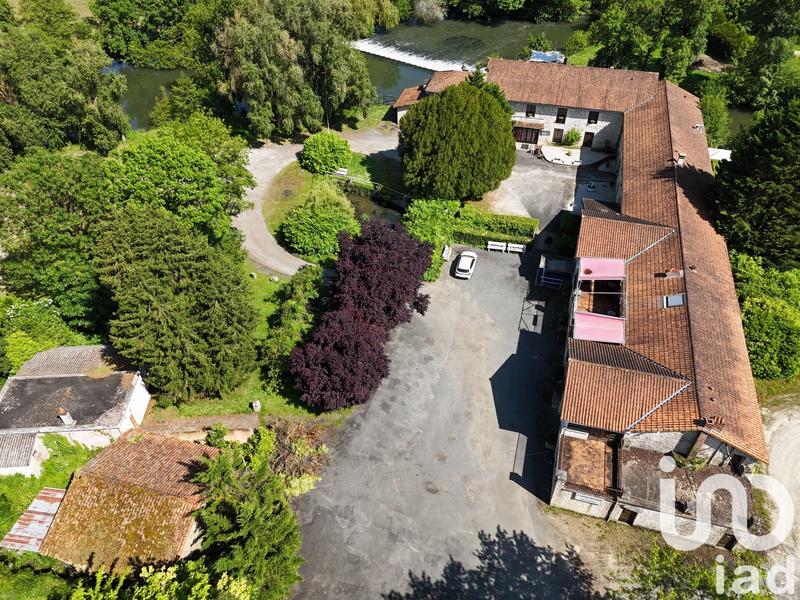 Maison - 1 600 m² - 15 pièces