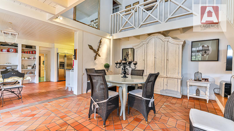 Maison - 234 m² - 7 pièces