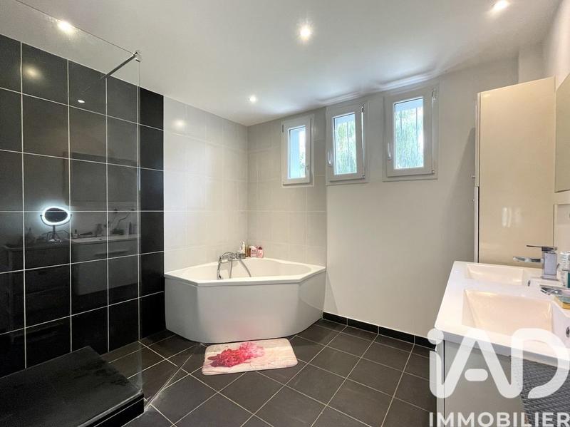 Maison - 223 m² - 6 pièces