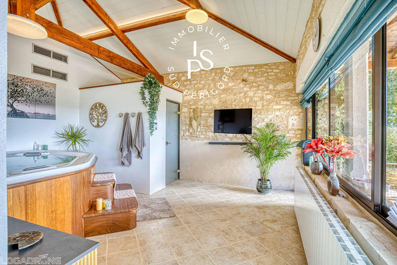 Maison - 448 m² - 16 pièces