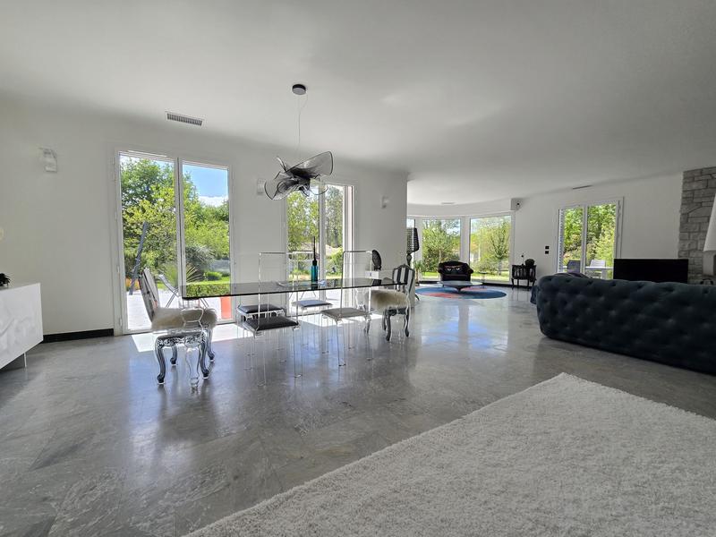 Maison - 202 m² - 6 pièces