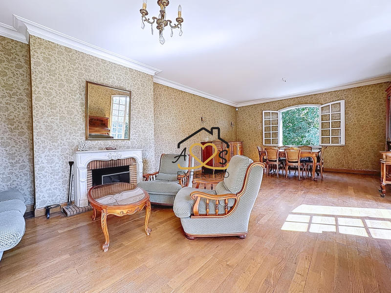 Maison - 240 m² - 11 pièces