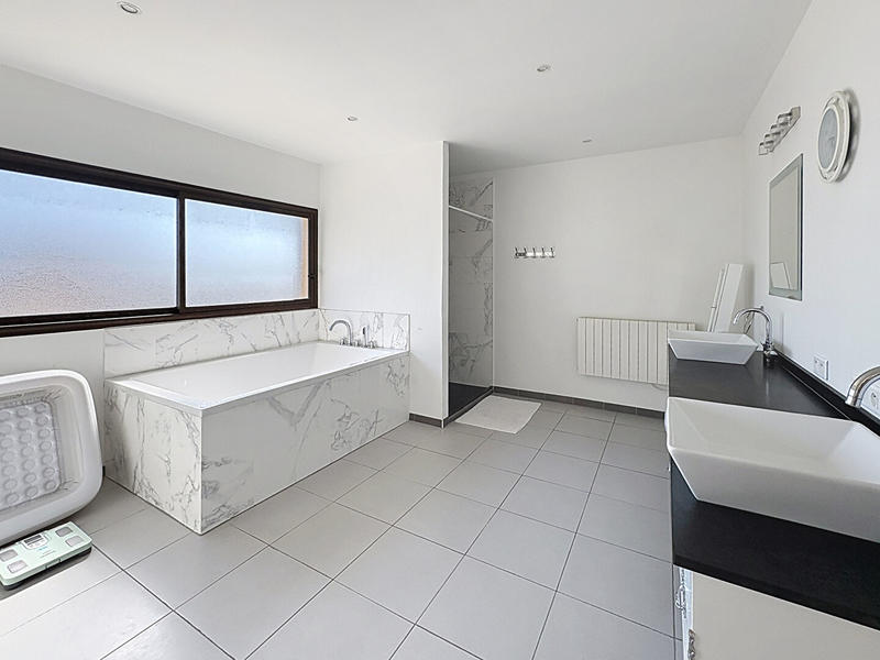 Maison - 250 m² - 7 pièces