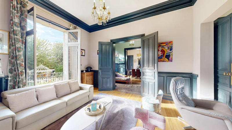 Maison - 252 m² - 9 pièces