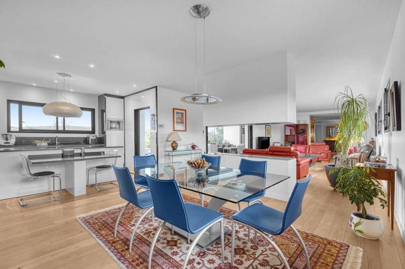 Propriété - 253 m² - 6 pièces