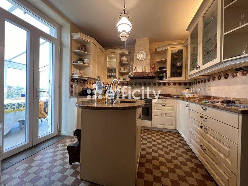 Maison - 213 m² - 10 pièces