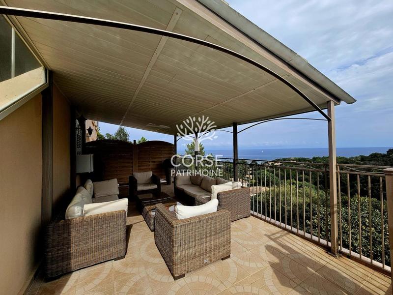 Villa - 242 m² - 9 pièces