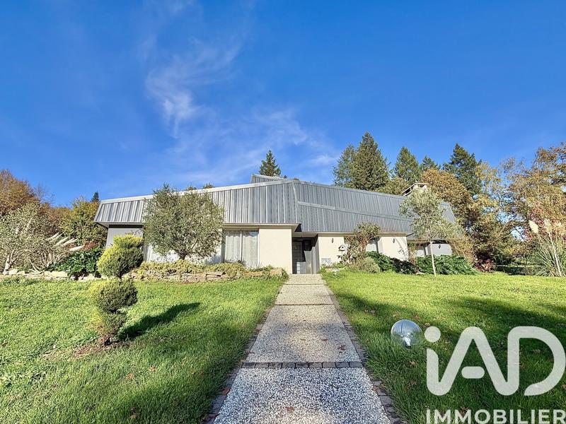 Maison - 217 m² - 8 pièces