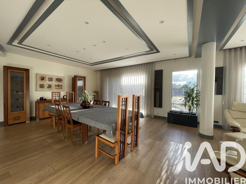 Maison - 237 m² - 10 pièces