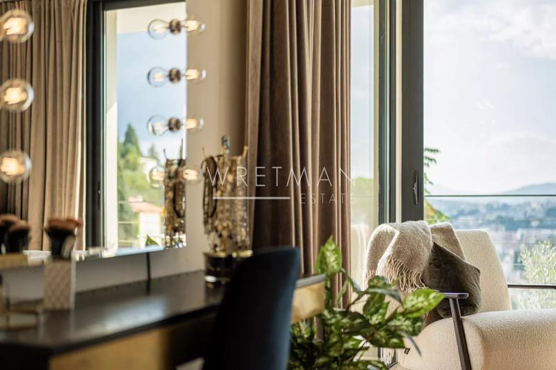 Villa - 242 m² - 6 pièces