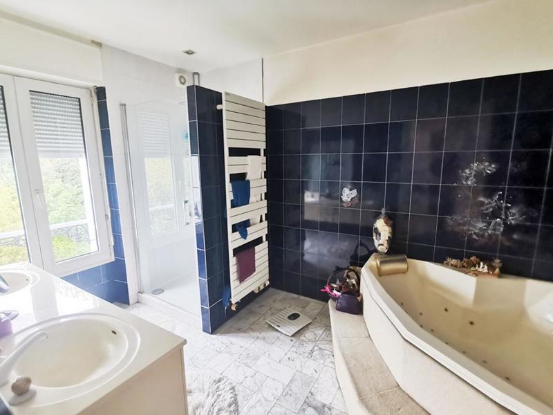 Pavillon - 202 m² - 9 pièces