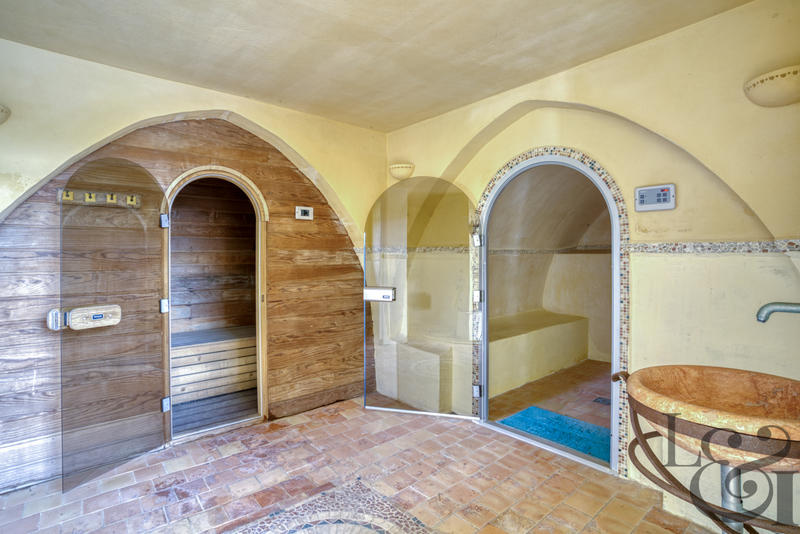 Maison - 769 m² - 8 pièces