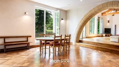 Maison - 332 m² - 8 pièces