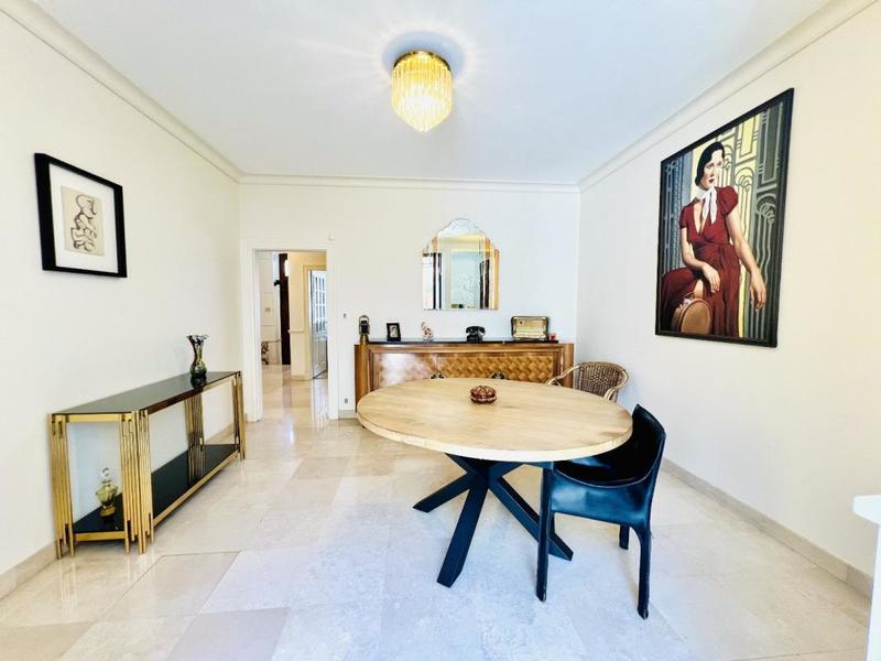 Maison - 305 m² - 8 pièces