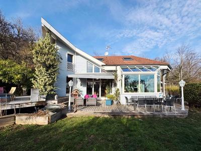 Maison - 230 m² - 6 pièces