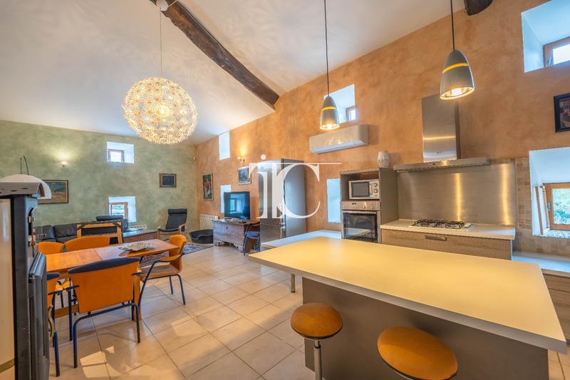 Maison - 302 m² - 8 pièces