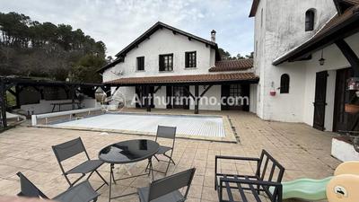 Maison - 264 m² - 9 pièces