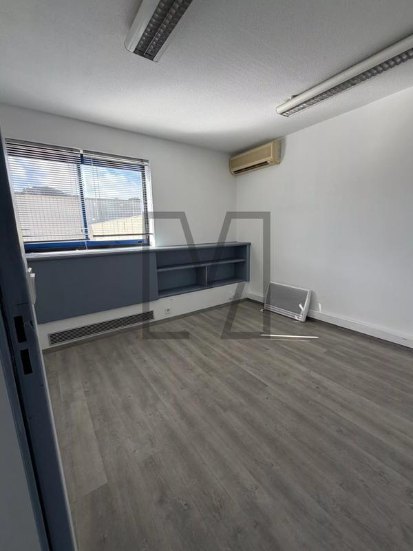 Local d'activités - 94 m² - 4 pièces