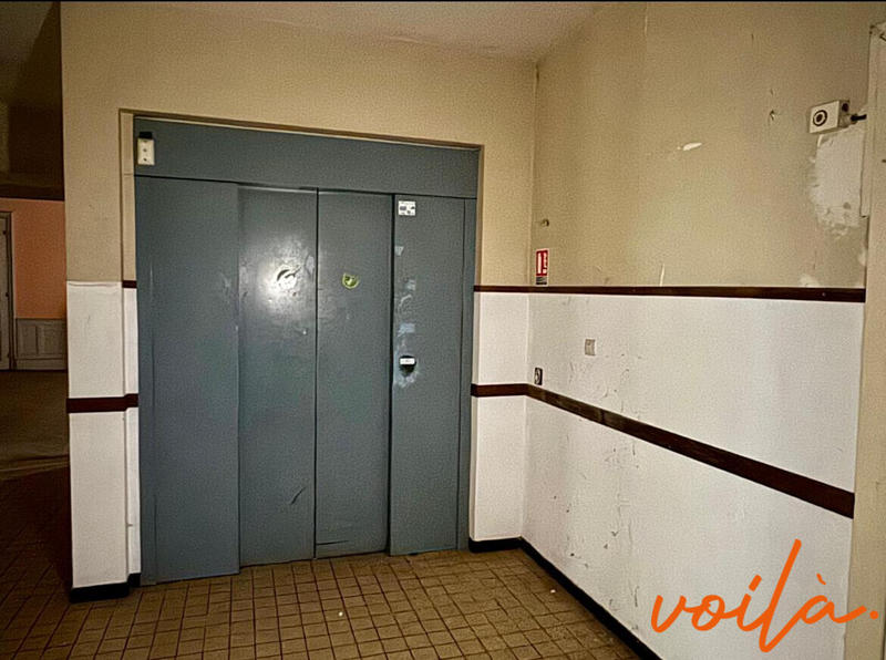 Maison - 1 983 m² - 40 pièces