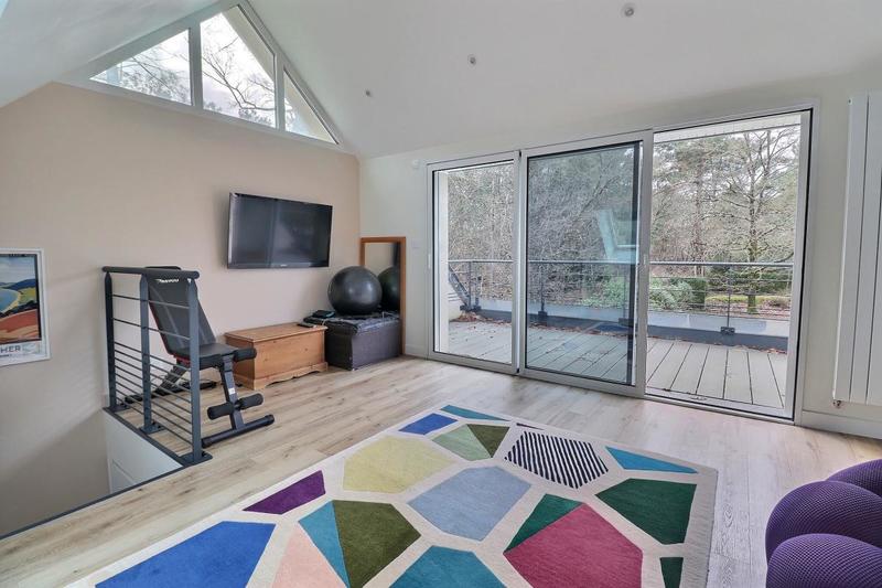 Maison - 239 m² - 8 pièces