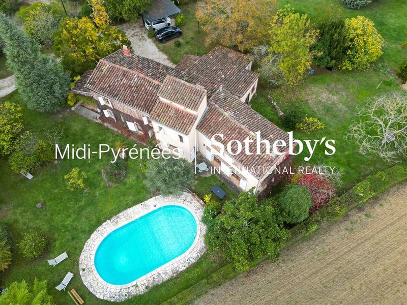 Maison - 256 m² - 7 pièces