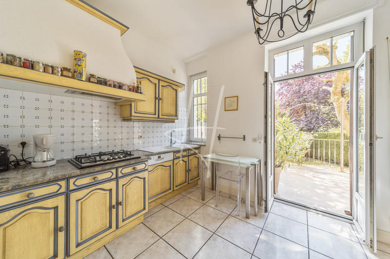 Maison - 257 m² - 10 pièces