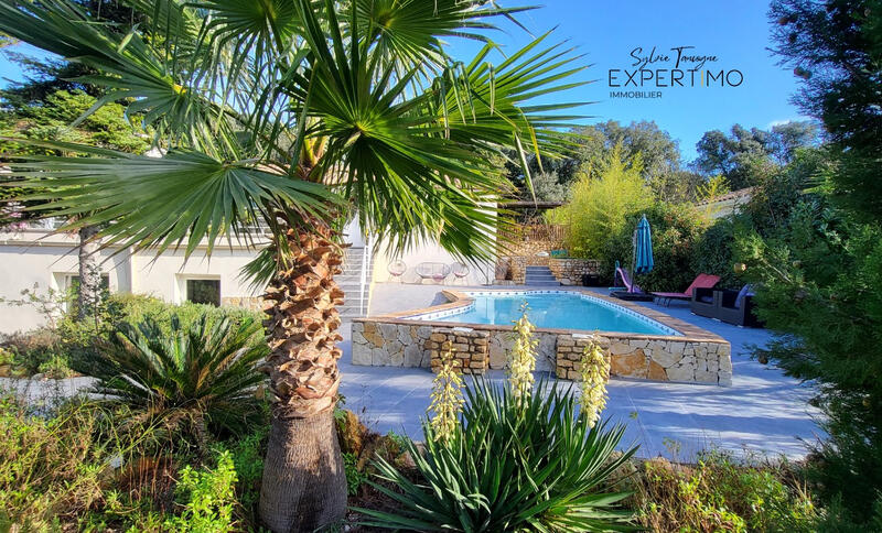 Maison - 305 m² - 11 pièces