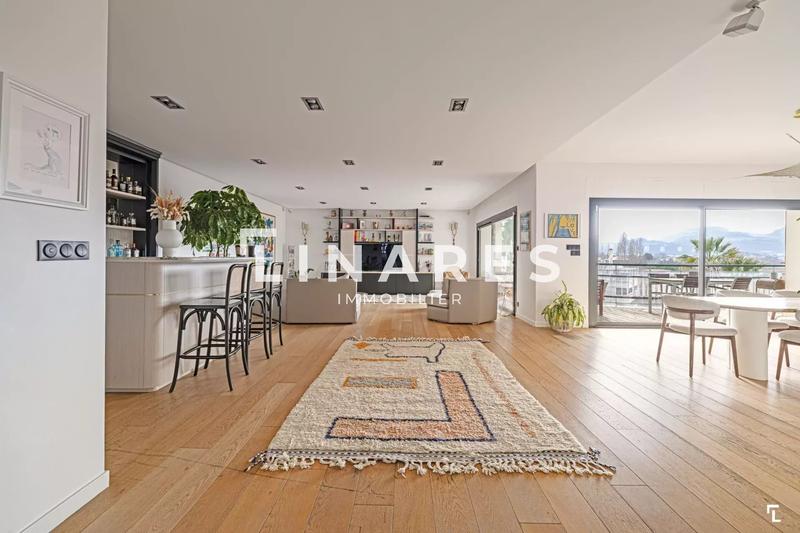 Appartement - 206 m² - 6 pièces