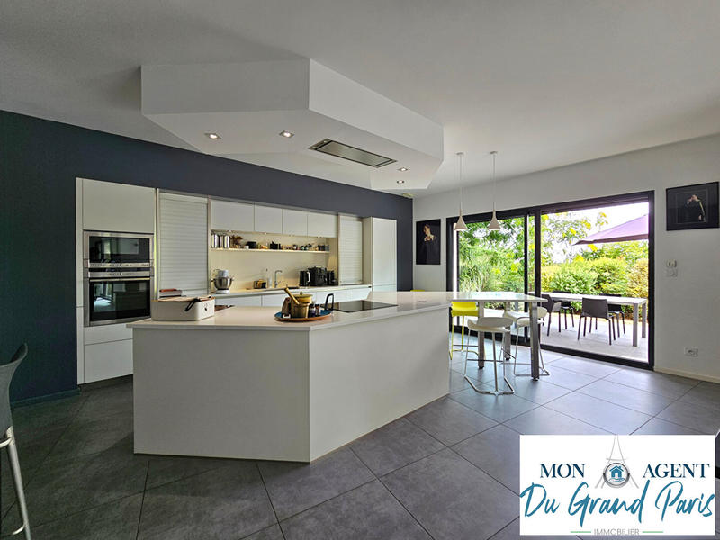 Maison - 204 m² - 7 pièces