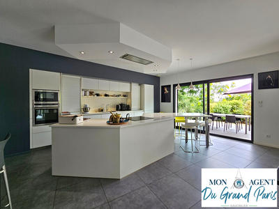 Maison - 204 m² - 7 pièces