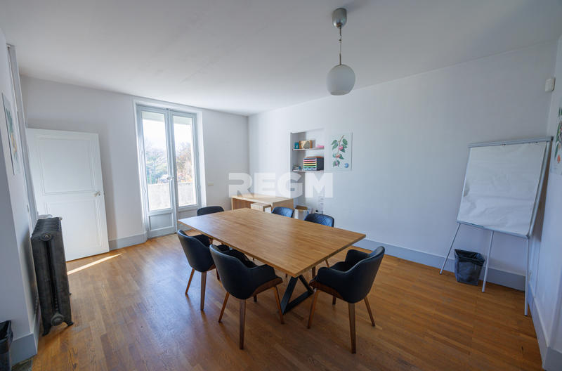 Propriété - 260 m² - 8 pièces